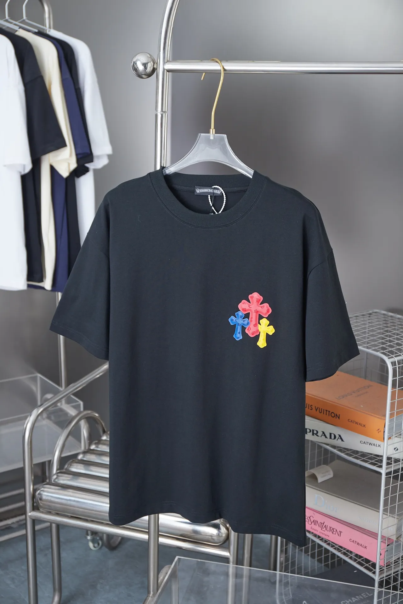 🅿️190 Ch*ome Hearte 25SS Early Spring New Style Crow Heart Sponge Printed Short Sleeves Light Luxury Essential Item for Men and Women’s Daily Commuting Correct Version Welcome to Compare Detailed Features · 320g 100% pure cotton double yarn jersey fabric · Custom dyed in the same vat with special thickened 32 pieces of double-strand 1X1 thread · 3D three-dimensional sponge thick version Crow Heart pattern print · Double needle stitching across seams · Original main mark, washed tag, brand moisture-proof paper packaging Color: black/white Size: S/M/L/XL